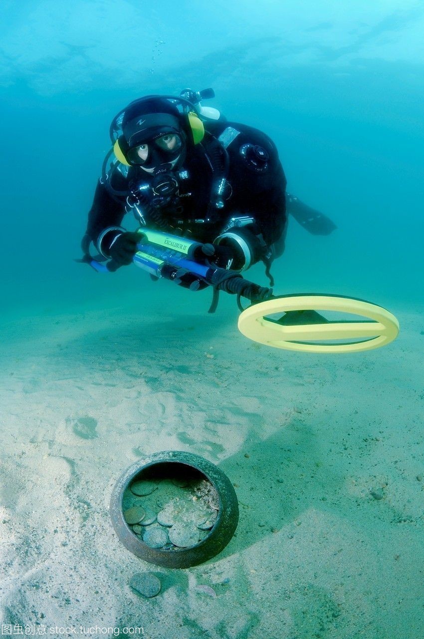 贝加尔湖底的秘密 潜水员与金属探测器揭开古币之谜